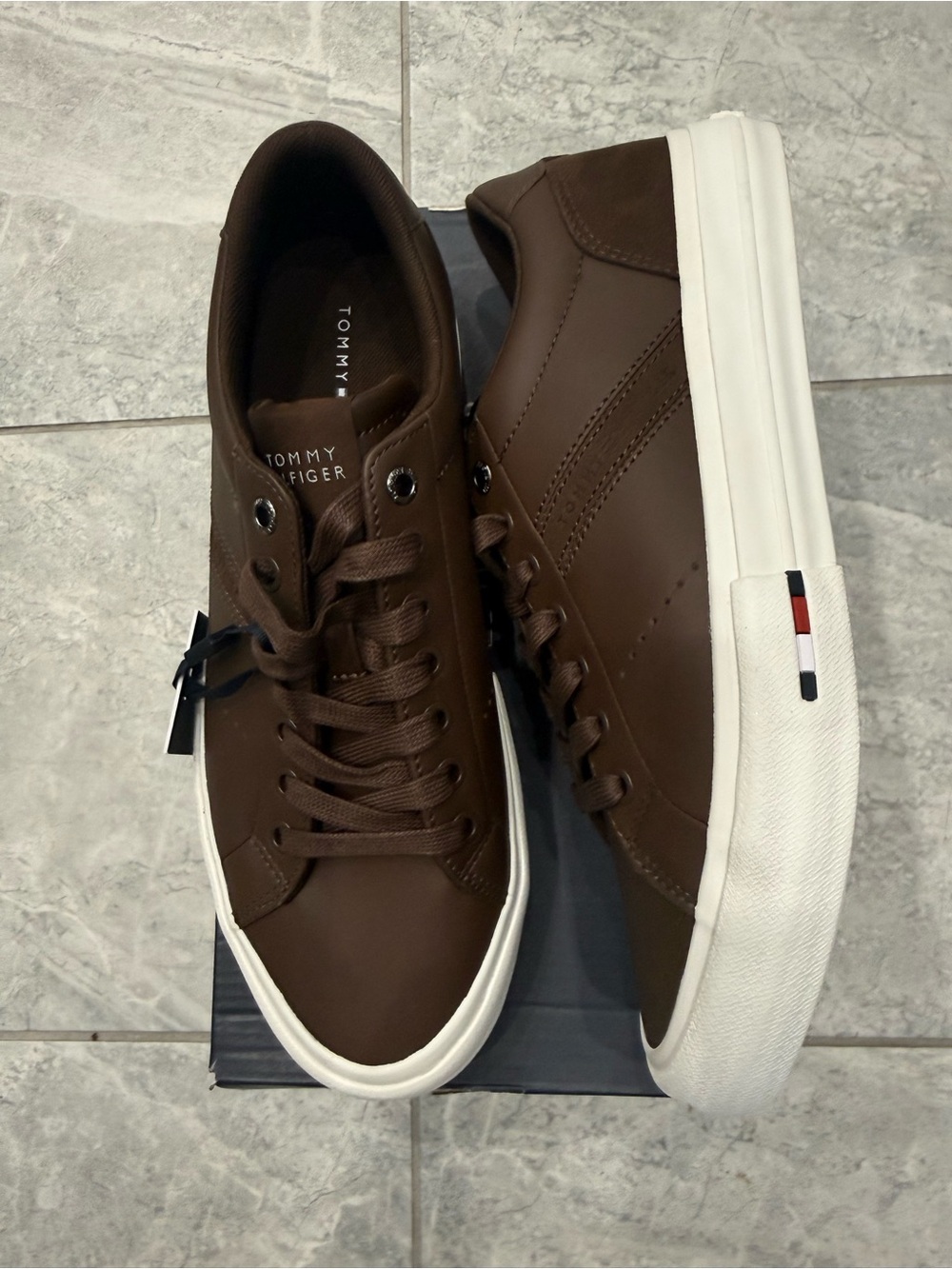 New mens Sz 9 Tommy Hilfiger Brown Low-Top Shoes with White Sole
